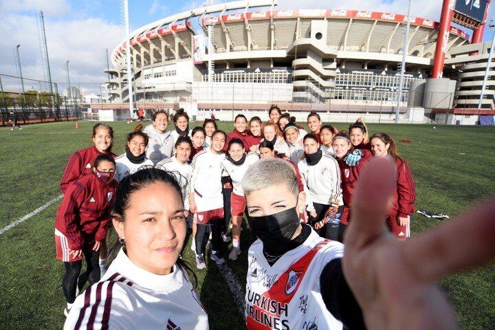 Cazzu con el plantel femenino de River.