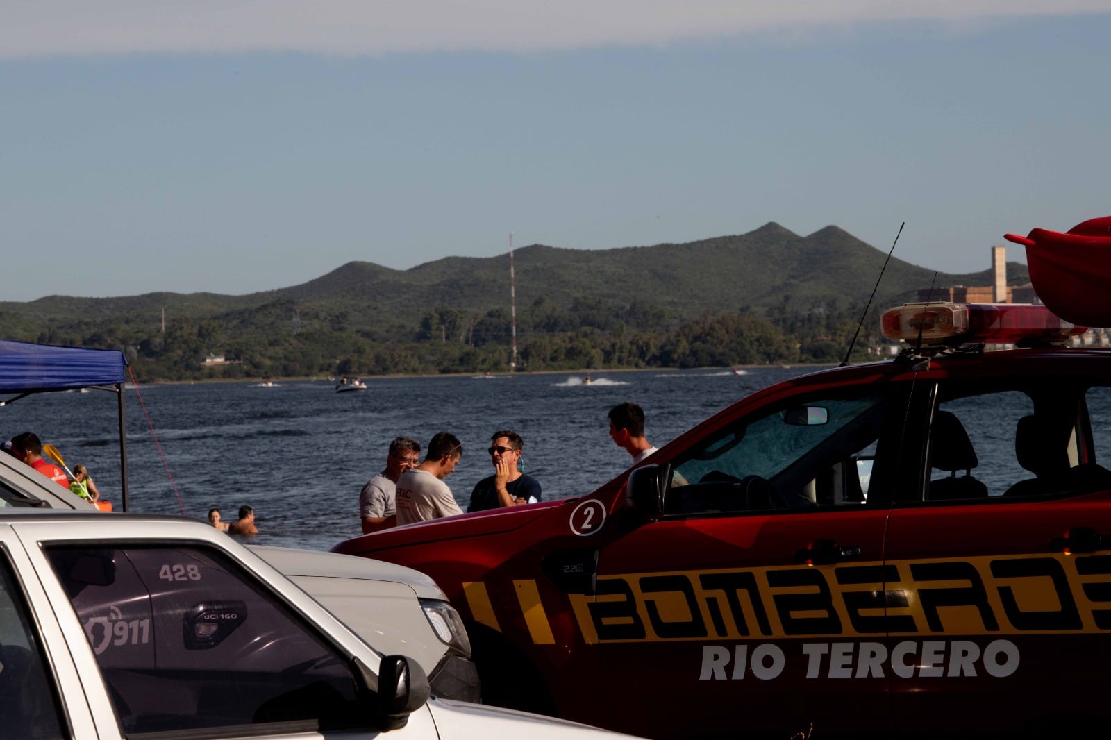 Villa Rumipal. Operativo de seguridad en el Embalse de Río Tercero para encontrar a uno de los ocupantes de la embarcación. (Nelson Torres / La Voz)