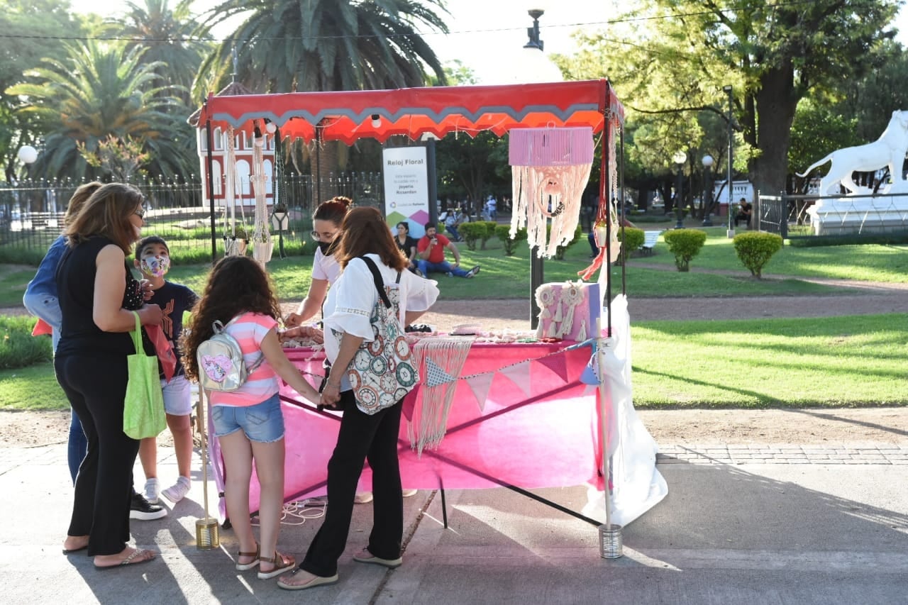 Los artesanos tuvieron su posibilidad de ventas en la Plaza 25 de Mayo