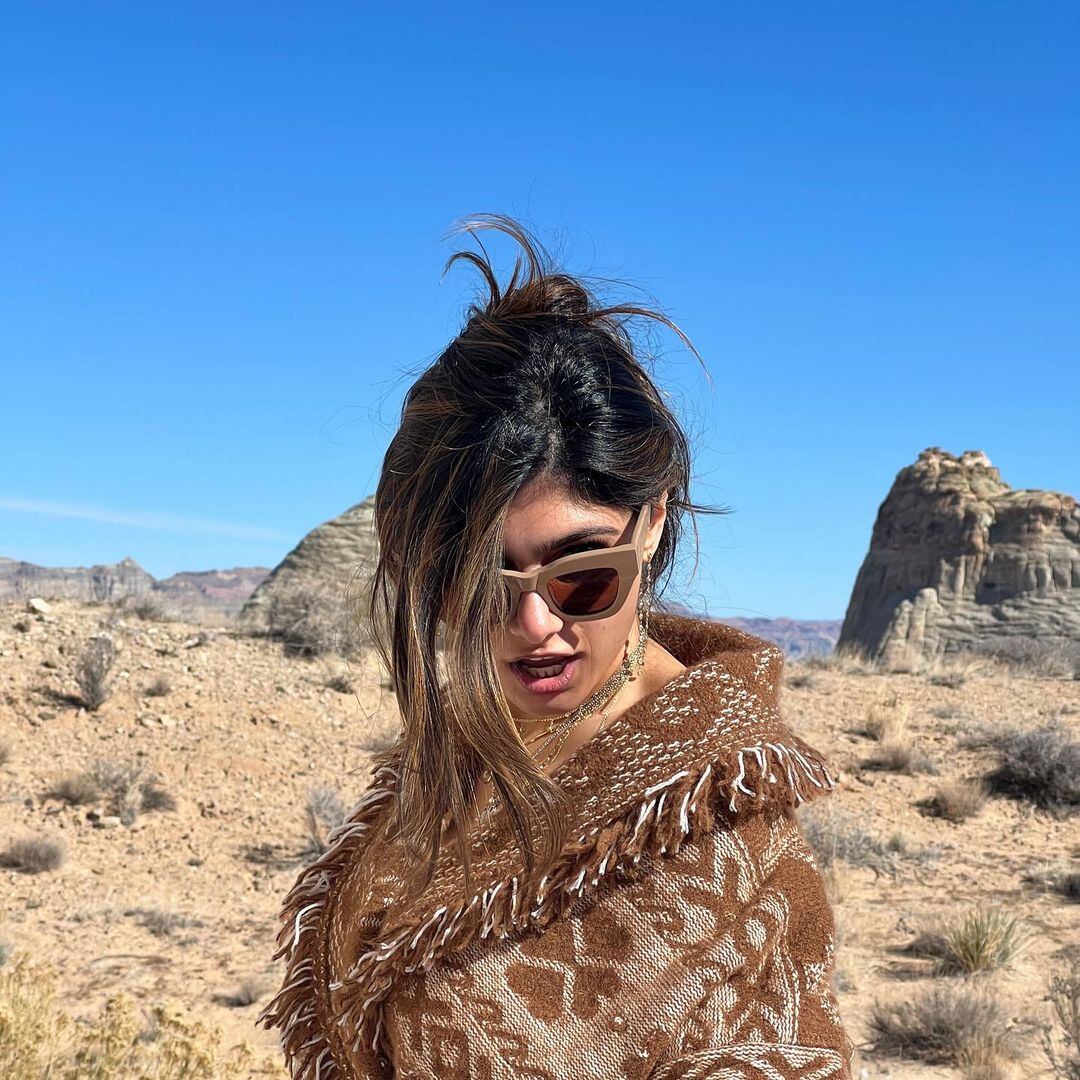 Mia Khalifa beboteó a la cámara en el desierto y conquistó Instagram