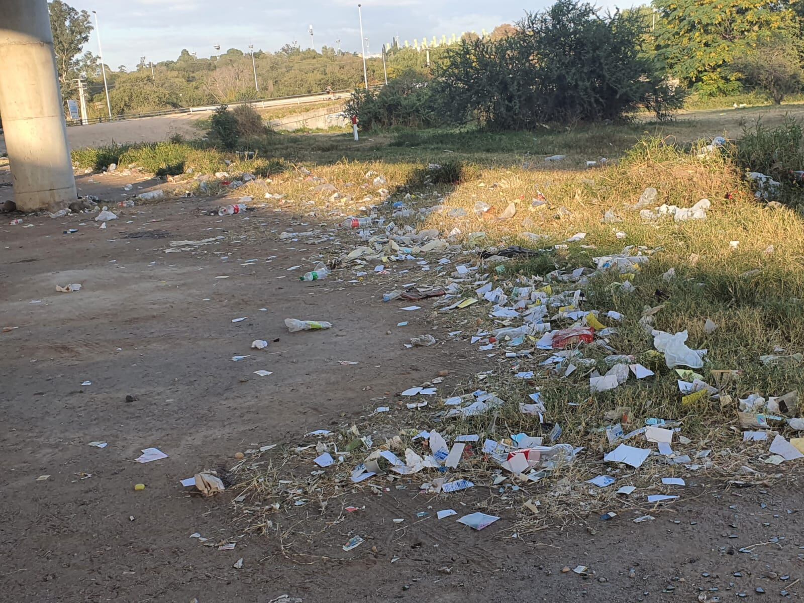 Indignación de los vecinos en los alrededores del estadio Mario Kempes por la cantidad de basura acumulada y que no se retira. (Gentileza)