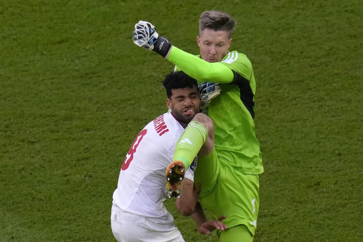 El momento exacto de la expulsión de Wayne Hennesey.