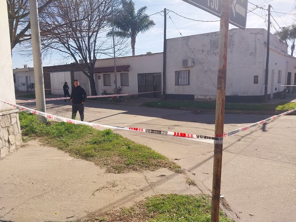 Una mujer fue encontrada sin vida y la Policía detuvo a una persona.