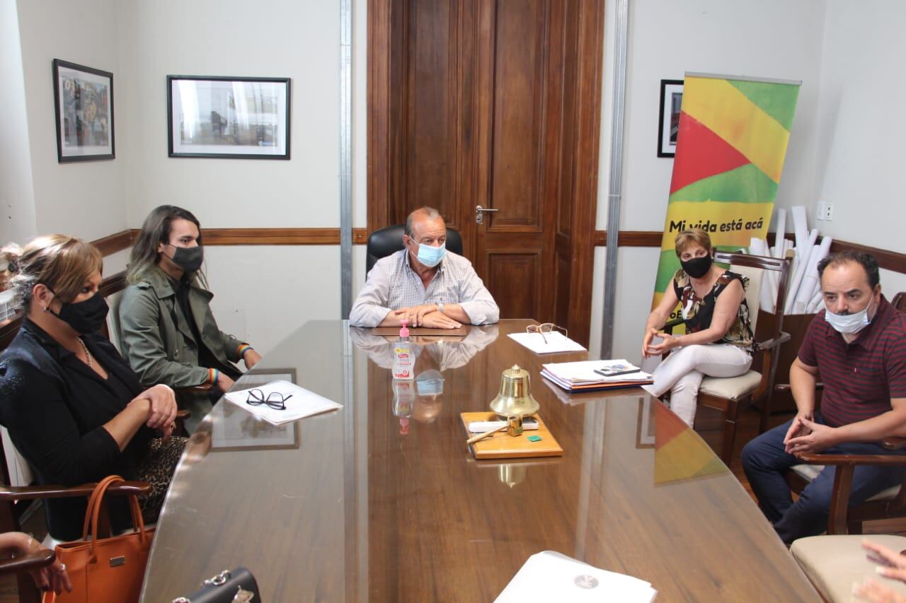 El intendente Sánchez recibió a representantes de la Mesa Intersectorial del Colectivo Travestis Trans No Binarie de Tres Arroyos.