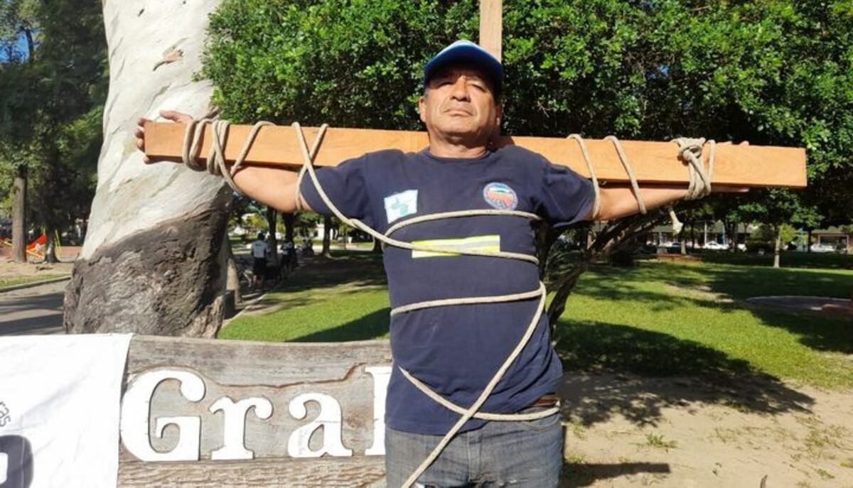Un dirigente salteño se “crucificó” por un terreno para construir una escuela agrícola