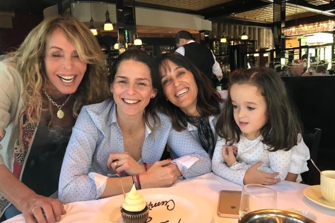 La exvedette junto a sus hijas y a su nieta.