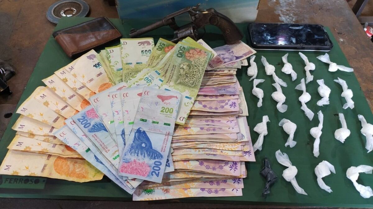 Evadió un control policial en Córdoba, chocó a dos vehículos y fue detenido: llevaba droga y un revolver