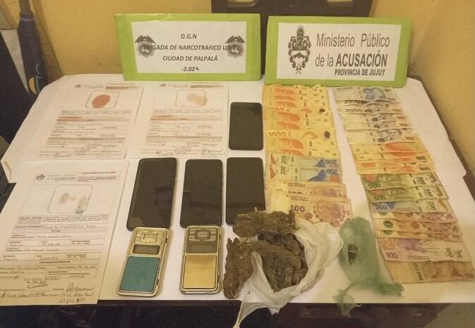 Balanzas, celulares, dinero y marihuana, el saldo de un allanamiento en Palpalá, en el marco de la lucha contra el crimen en Jujuy.