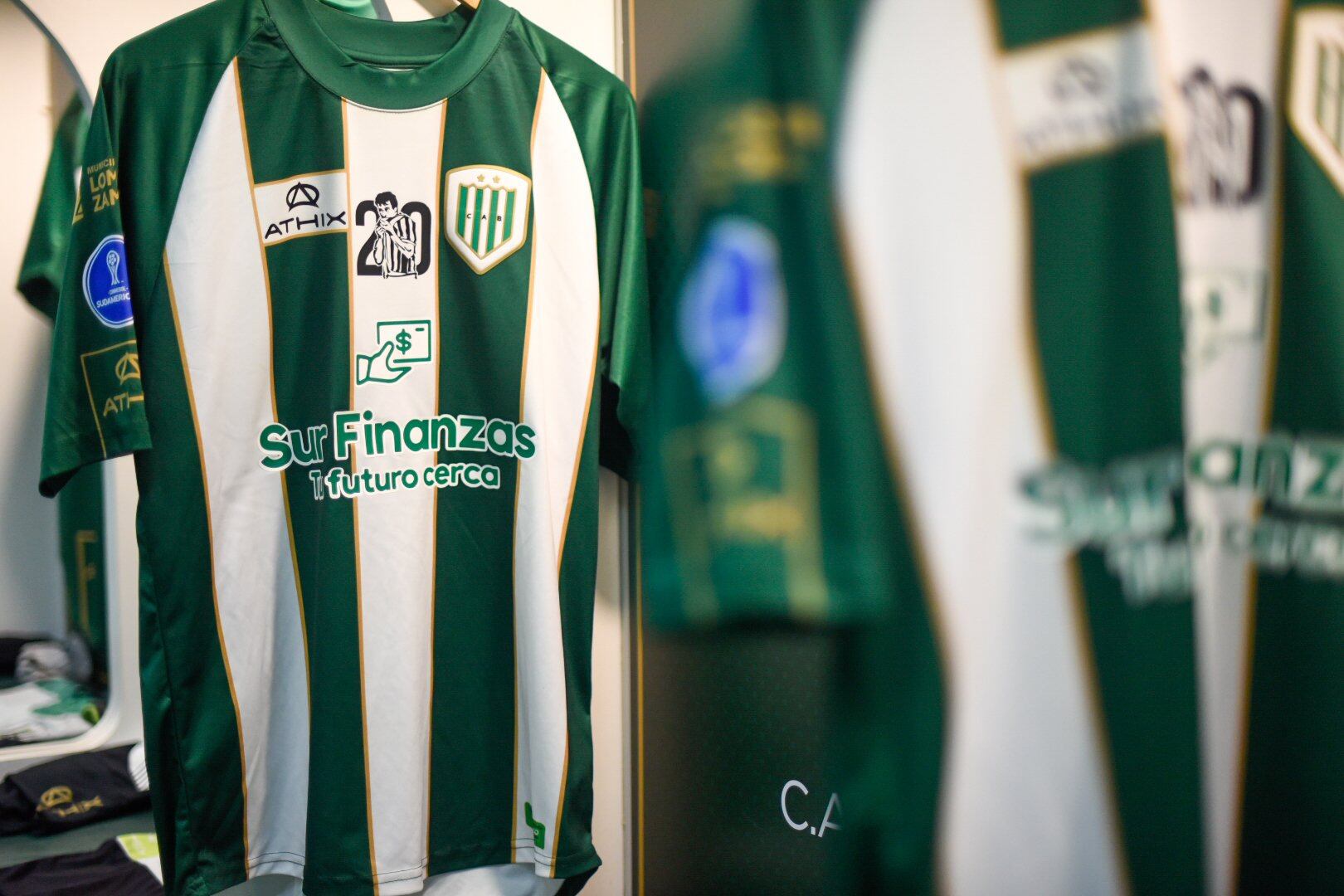 El parche especial que lucen las camisetas de los jugadores de Banfield en homenaje a Darío Cvitanich.