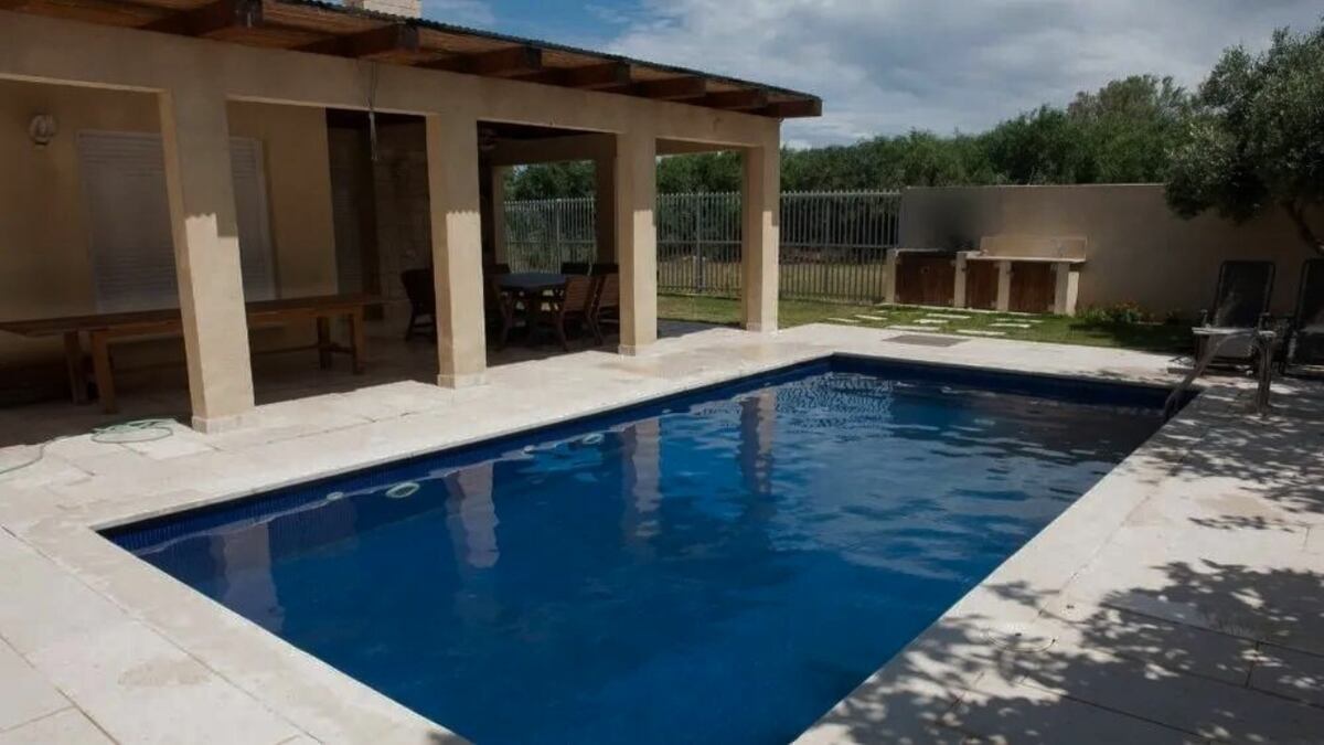 Tragedia en Córdoba: una mujer de 90 años fue encontrada sin vida en una piscina