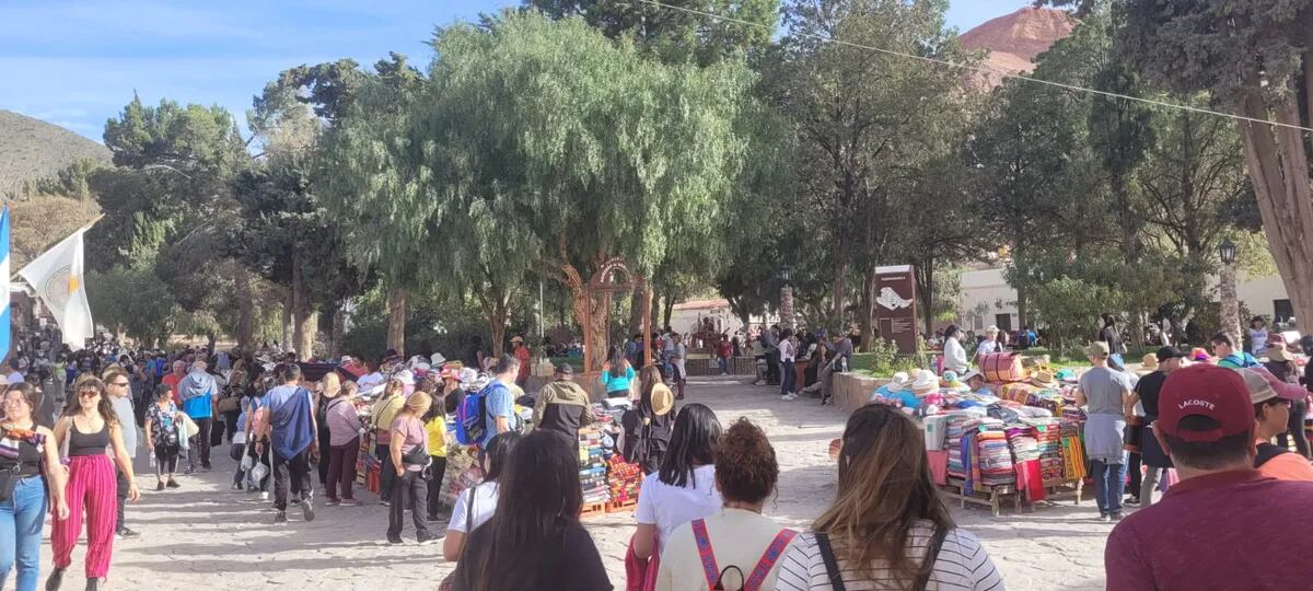 La plaza central de Purmamarca, en Jujuy, se vio colmada por el turismo que visitó la Quebrada de Humahuaca el pasado fin de semana.