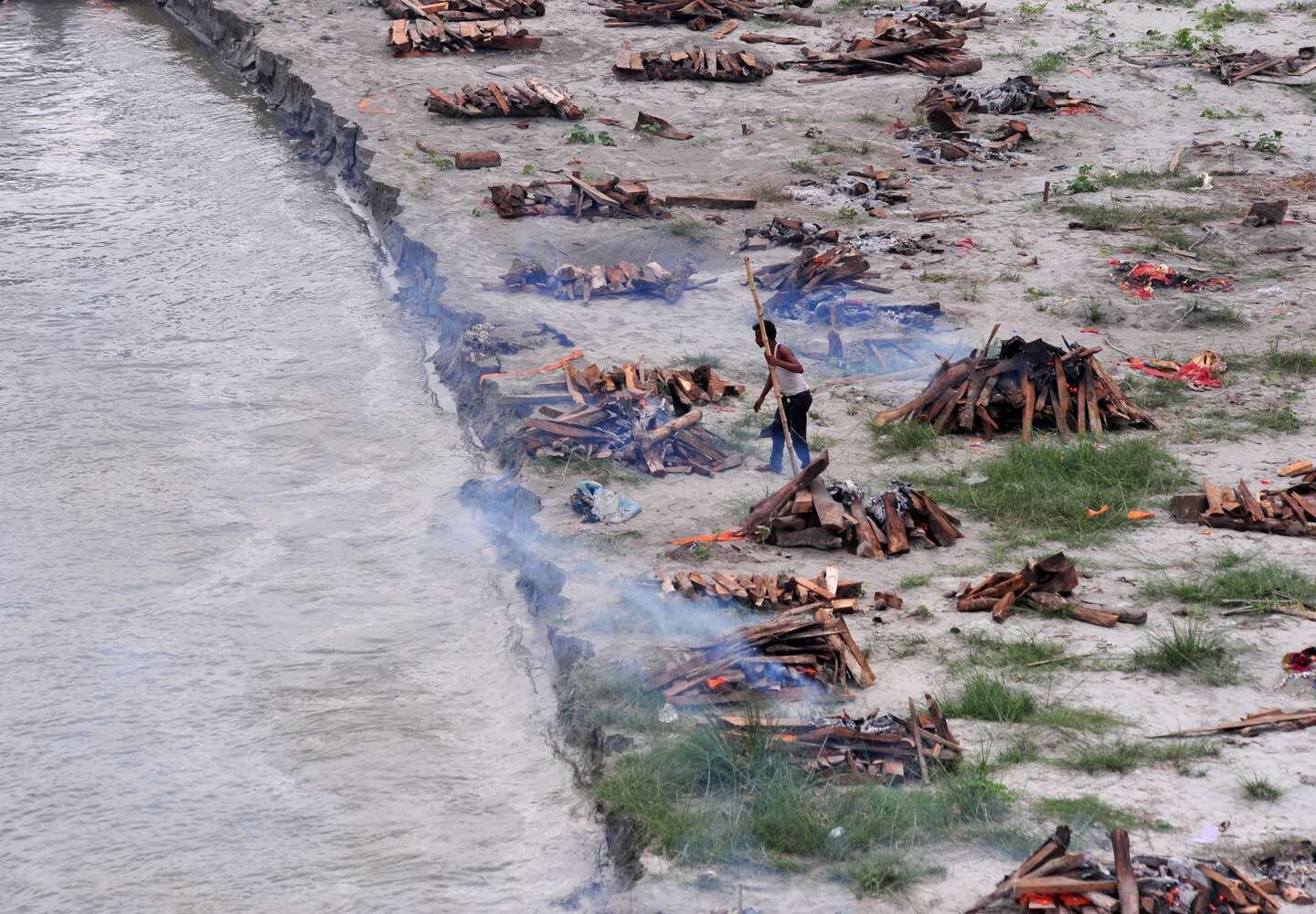 Piras funerarias. Se teme que el avance de las aguas siga dejando una estela de cadáveres mal enterrados. (Reuters)