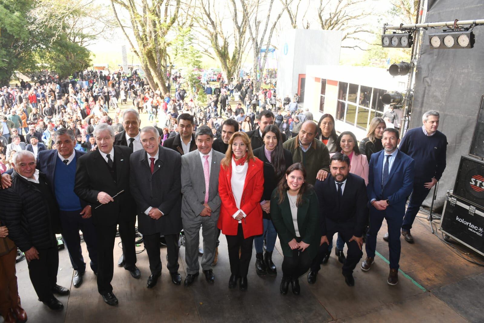 El festejo contó con la presencia de representantes del gobierno provincial y municipal, así como de diversas instituciones.