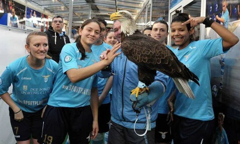 Gimena Blanco con el plantel del Napoli y el águila, mascota y símbolo de garra del club italiano.