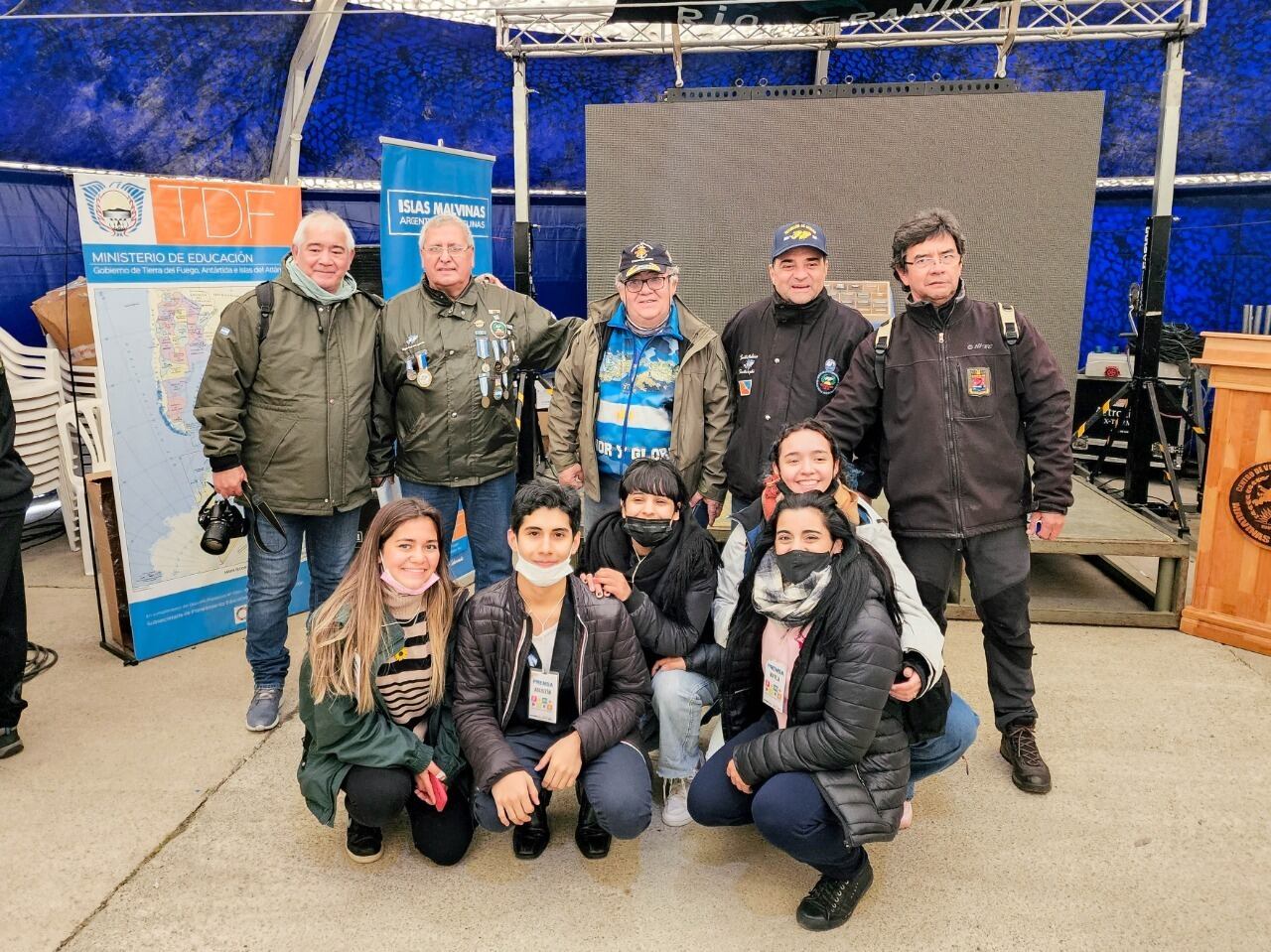 Los Jóvenes recorrieron la Carpa de la Dignidad, de Ushuaia y Río Grande,  entrevistando a los veteranos y conociendo sus historias de vida