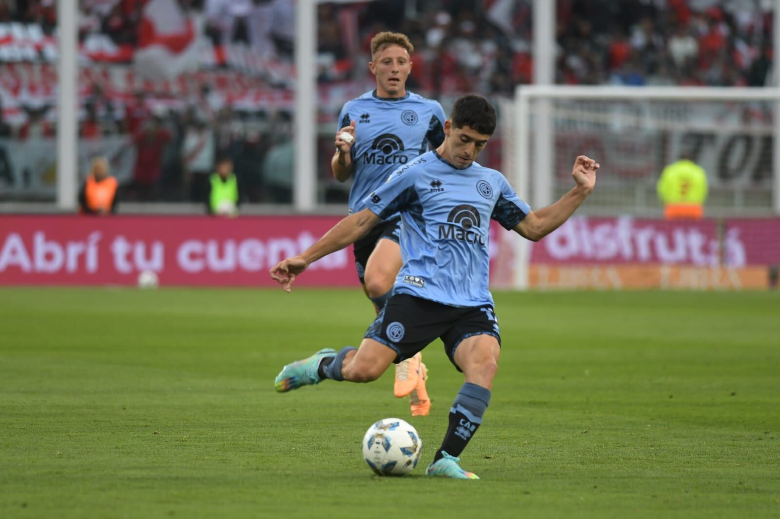 Belgrano y River, en duelo por cuartos de final de la Copa de la Liga, en el Kempes. (Ramiro Pereyra / La Voz)