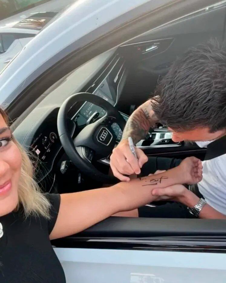 Lionel Messi le firmó el brazo a una fanática