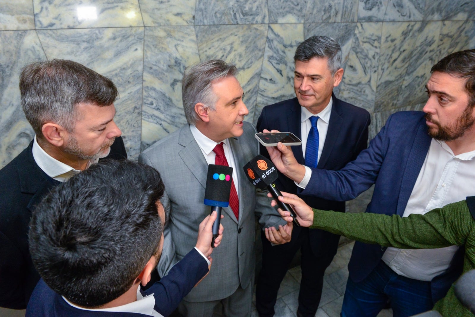 Elecciones 2023: Martín Llaryora con la prensa, luego de una presentación en la Bolsa de Comercio de Córdoba. (Prensa Martín Llaryora)