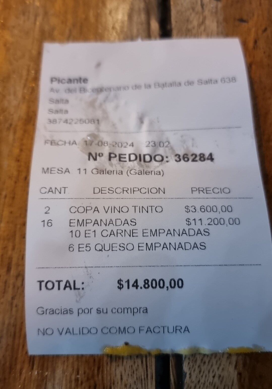 Pidió 16 empanadas, 2 copas de vino y se sorprendió con el precio.