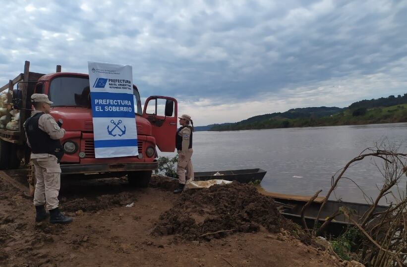 Frustran envío de soja sin aval aduanero hacia Brasil desde la costa de El Soberbio.