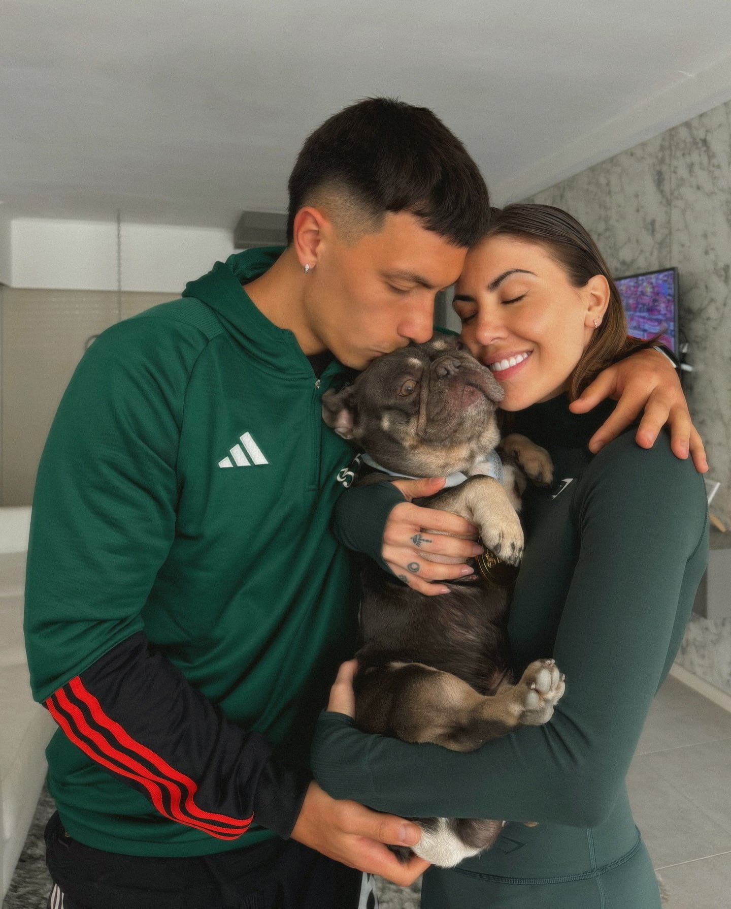 Lisandro Martínez y Muriel López, junto a su perro