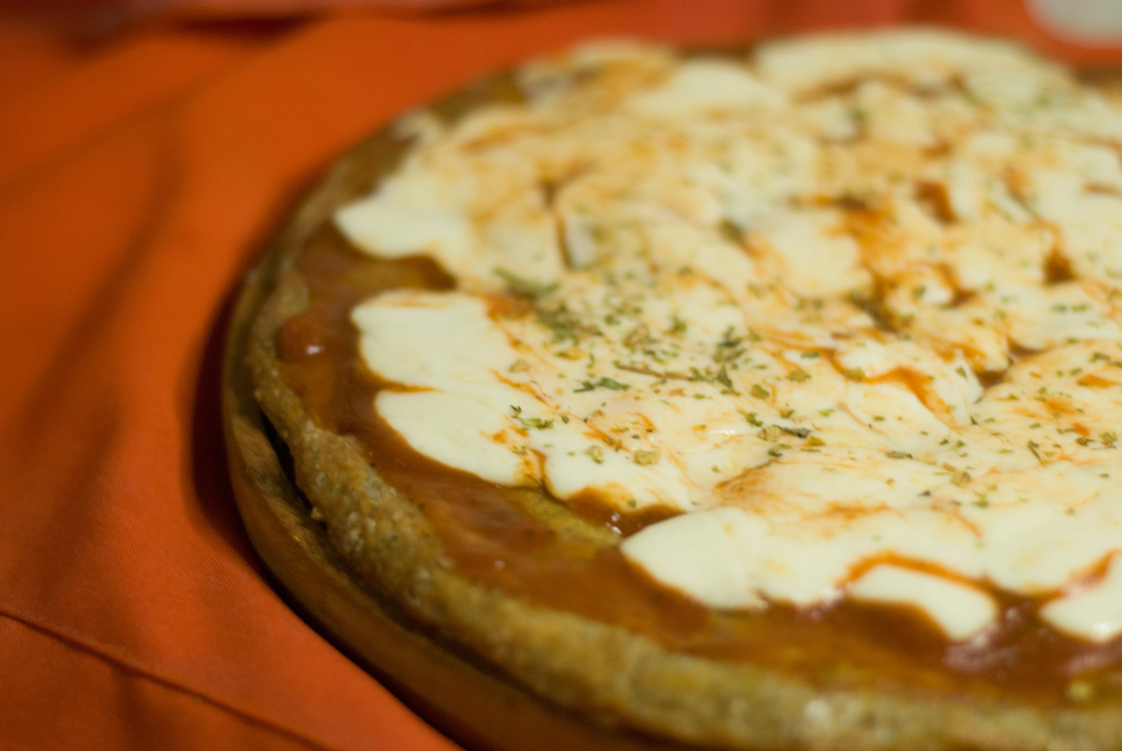 Pizza de coliflor: la receta rápida, fácil y keto que te convertirá en la estrella de la cocina