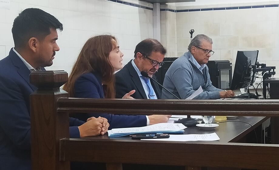 La fiscalía expuso que la banda se valía de "caminantes", que bajaban de los vehículos con la droga antes de los controles, los rodeaban a pie y luego volvían a abordar el transporte.