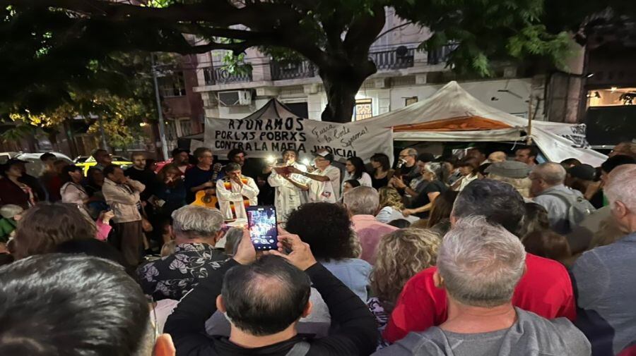 El cura Olveira celebró una misa este fin de semana durante la huelga.