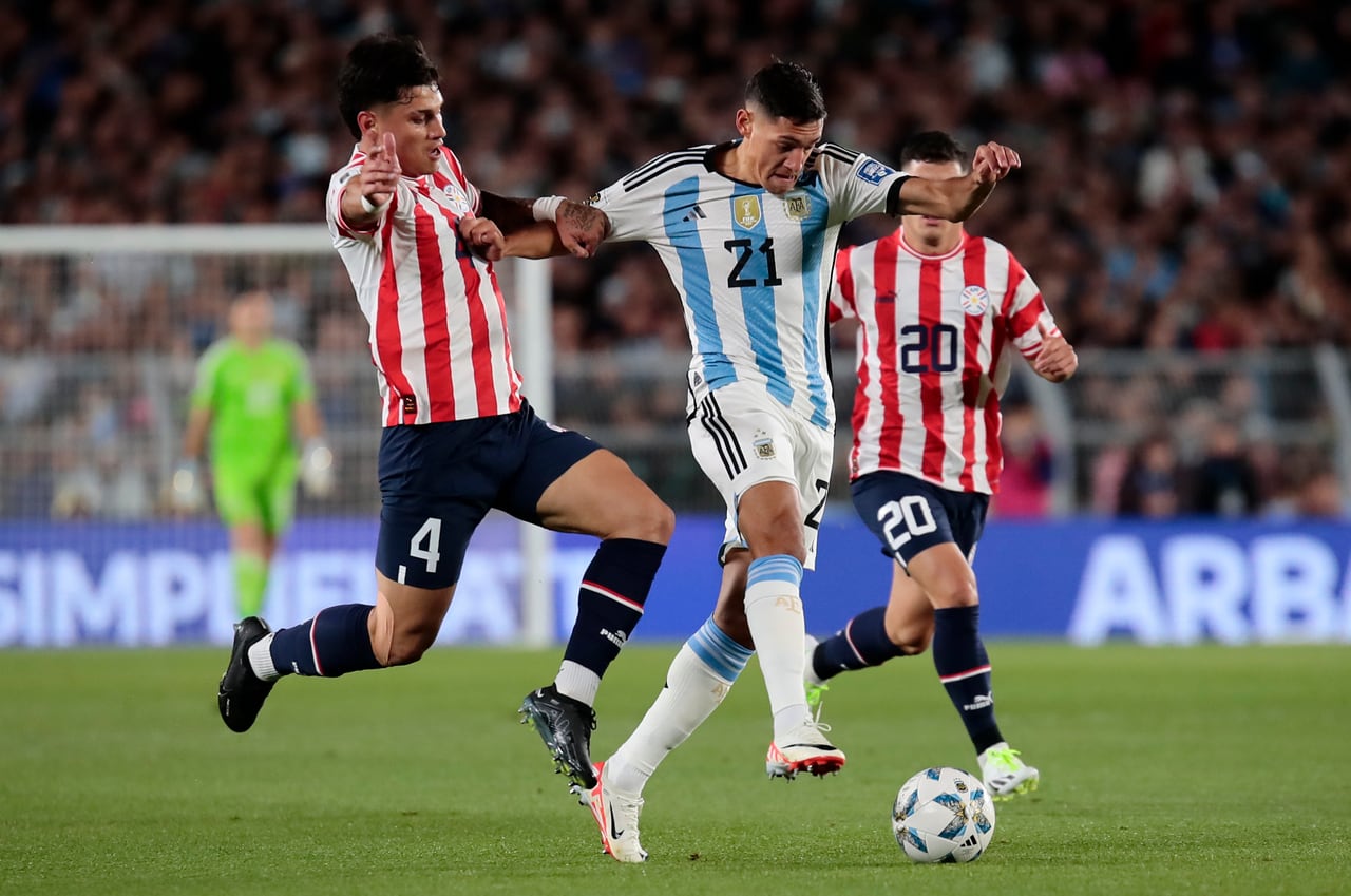 . BUENOS AIRES (ARGENTINA), 12/10/2023.- Nahuel Molina (c) de Argentina disputa el balón con Mathías Espinoza (i) de Paraguay hoy, en un partido de las Eliminatorias Sudamericanas para la Copa Mundial de Fútbol 2026 entre Argentina y Paraguay en el estadio Más Monumental en Buenos Aires (Argentina). EFE/ Luciano González
