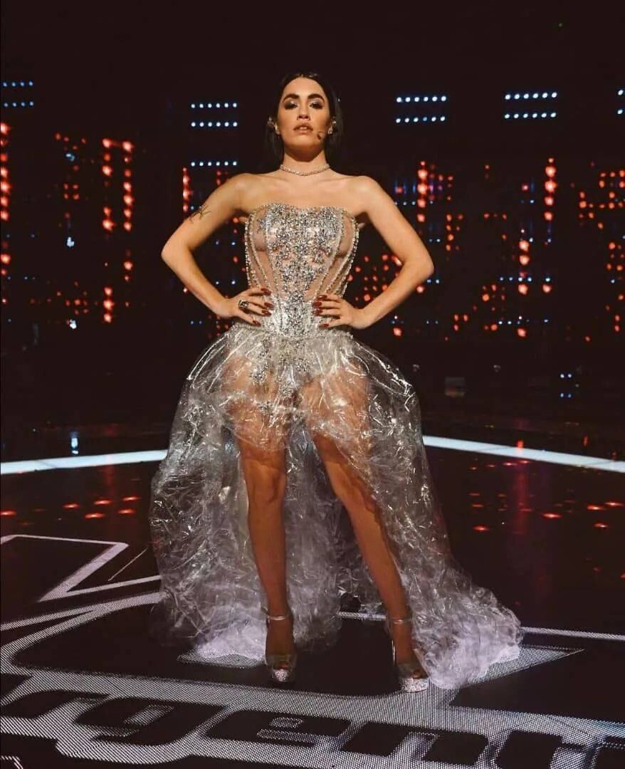 Lali Espósito iluminó la noche con un vestido a pura transparencias y brillos en “La Voz Argentina”.