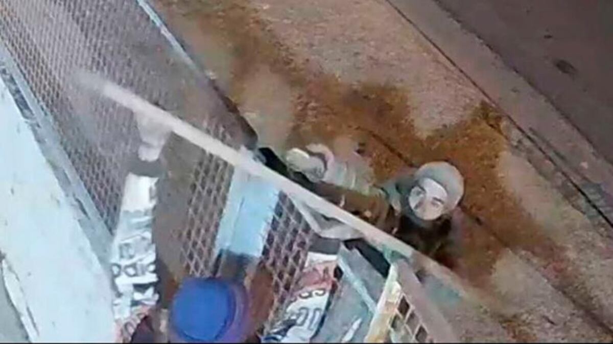 Crecen los insólitos robos en Córdoba: ahora, se llevan las rejillas de los desagües