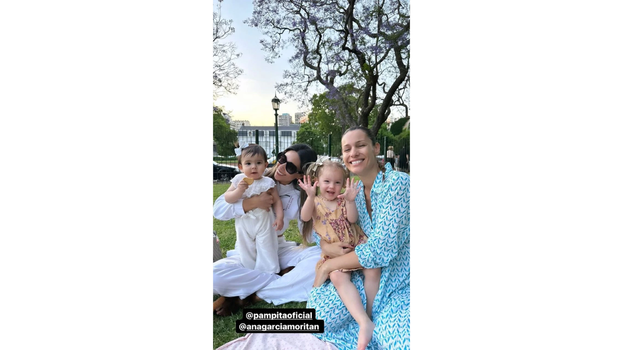 Las niñas junto a sus madres en la plaza.