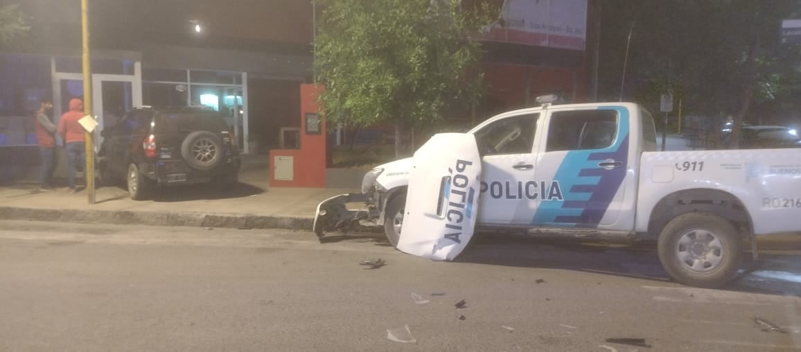 Fuerte choque entre un patrullero y un auto en Colón y Lavalle