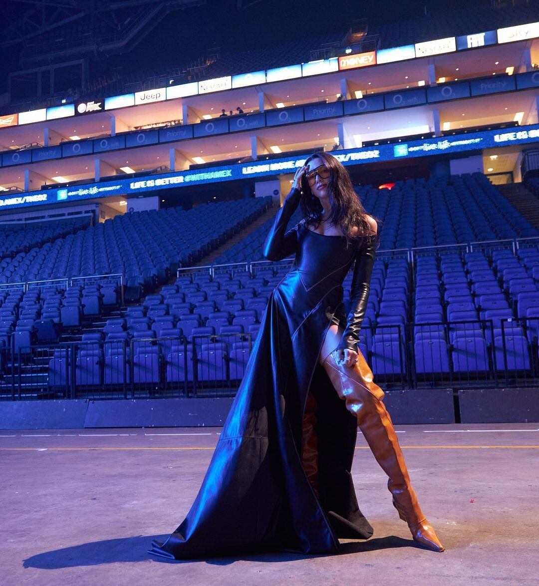 Dua Lipa posando desde un estadio.