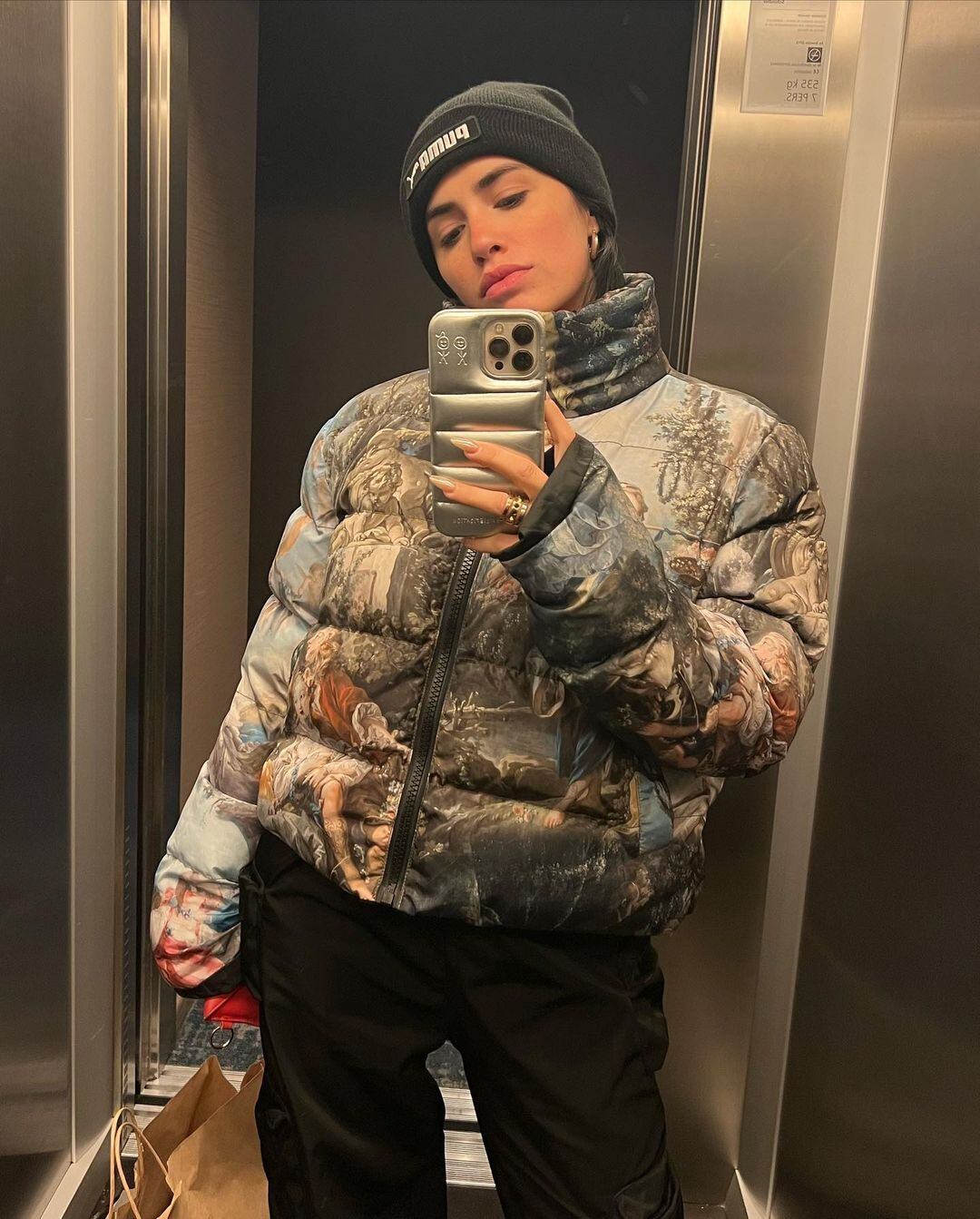 Lali combina la case con su campera acolchada. El perfecto match.