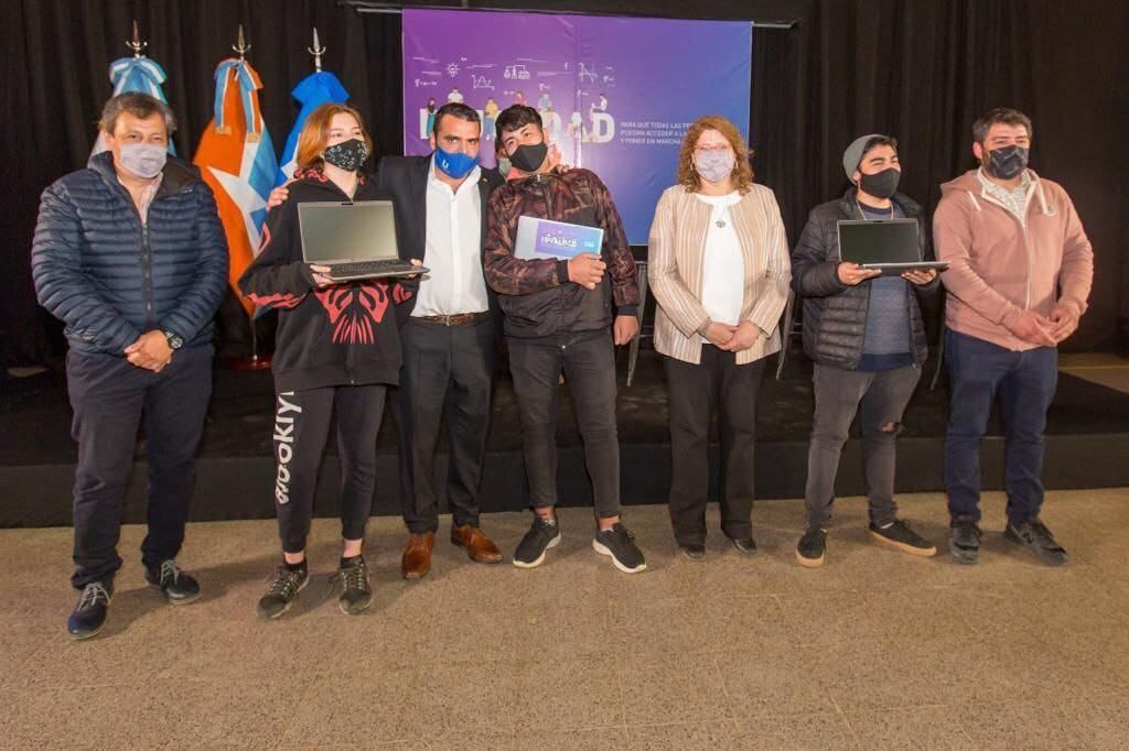 Las netbooks forman parte de un total de 477 que serán destinadas a los 4° años de las escuelas técnicas de Tierra del Fuego y que fueron donadas por YPF y la Fundación YPF.