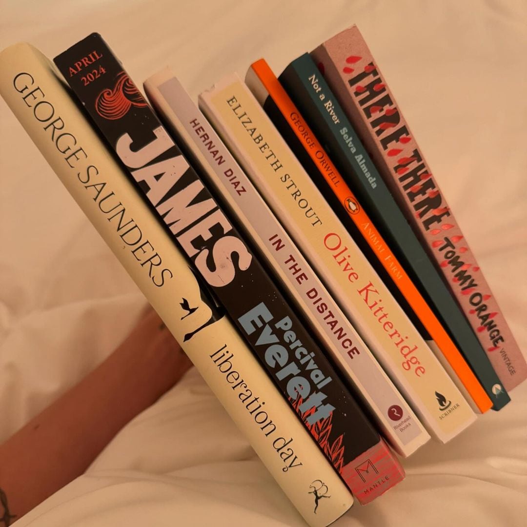 La foto que publicó Dua Lipa sobre los libros que ha estado leyendo.