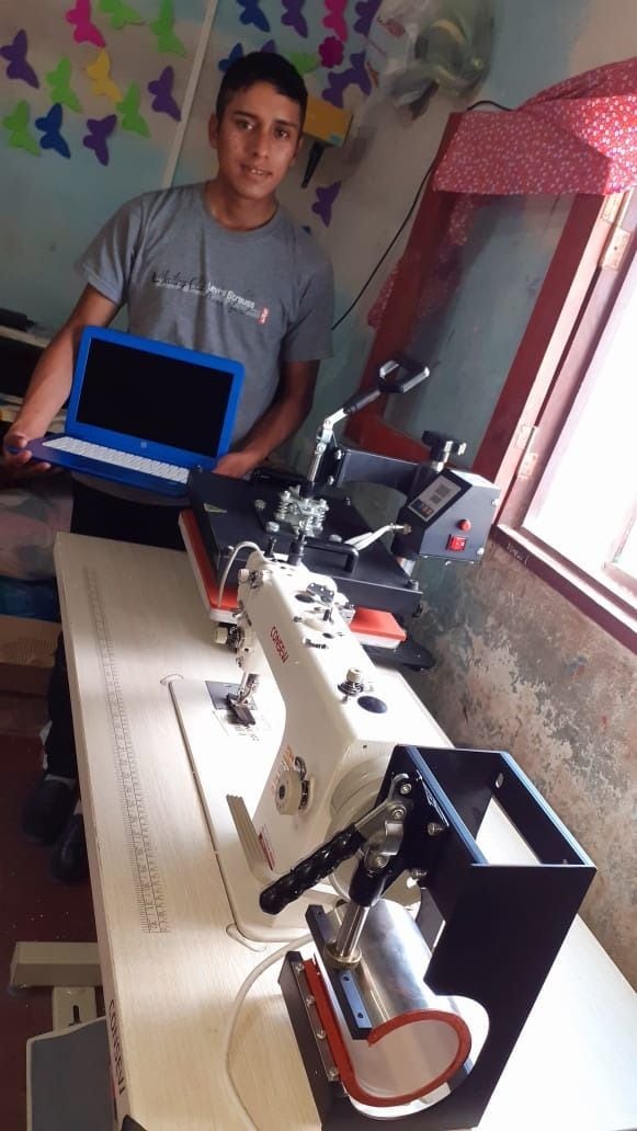 Erik Flores se prepara para abrir un taller de sublimación gracias al plan nacional Potenciar Joven.