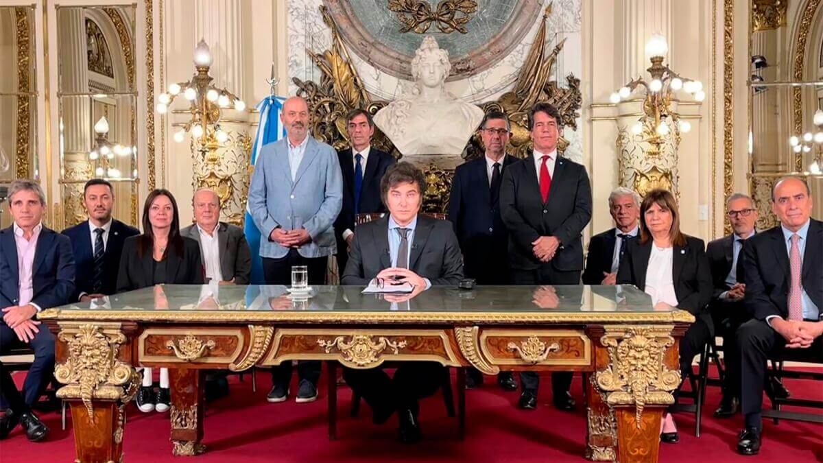 Explosión inflacionaria, acuerdo con el FMI y normalización del BCRA: así fue el primer mes de Milei en materia económica