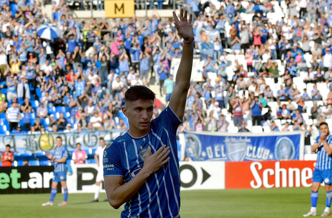 Fútbol Club Godoy Cruz Antonio Tomba
El club Godoy Cruz, obtuvo un empate 1 a 1 ante Independiente de Avellaneda, en el estadio Malvinas Argentinas, por la 15ª fecha de la Liga Profesional.

El Tomba no solo estuvo en desventaja con el gol de Juan Insaurralde para el Rojo, sino que se quedó con un hombre menos por la expulsión de Canale y de todos modos pudo alcanzar la igualdad con un golazo de Tadeo Allende.
Ezequiel Bullaude
Foto: Orlando Pelichotti / Los Andes