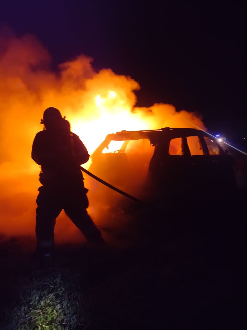 Se incendió por completo una camioneta