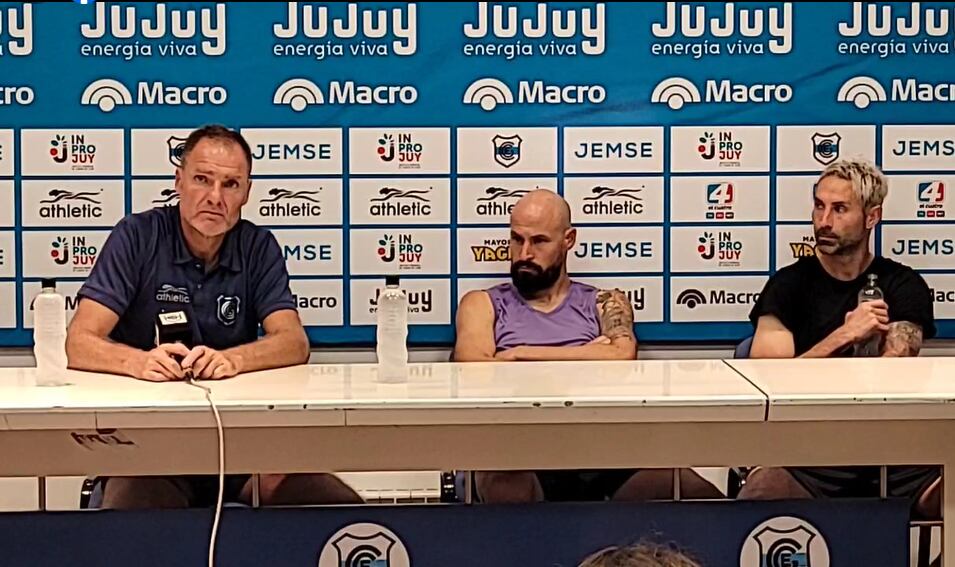 El DT Darío Franco, acompañado por los jugadores Juan Tévez y Cristian Lucchetti, en la conferencia de prensa tras el partido con Brown de Adrogué que terminó en empate y selló la recisión del contrato del entrenador.