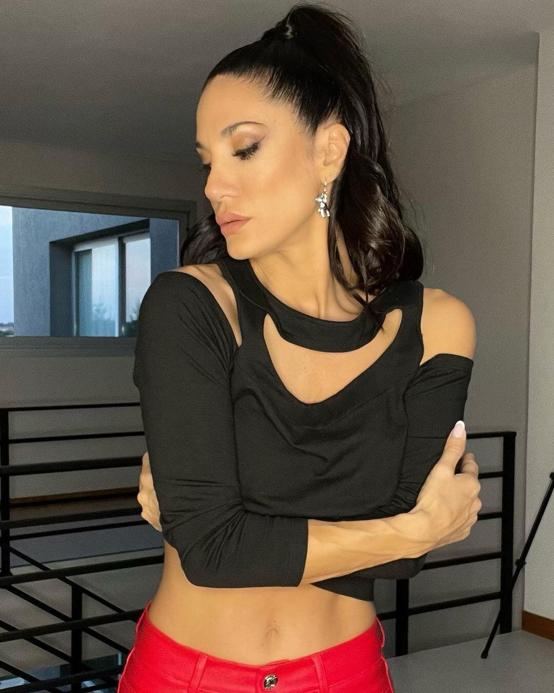 Silvina Escudero acentuó su figura con un pantalón engomado y un top cut out.