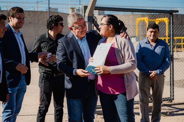 Vecinos y vecinas recibieron emocionados sus escrituras.