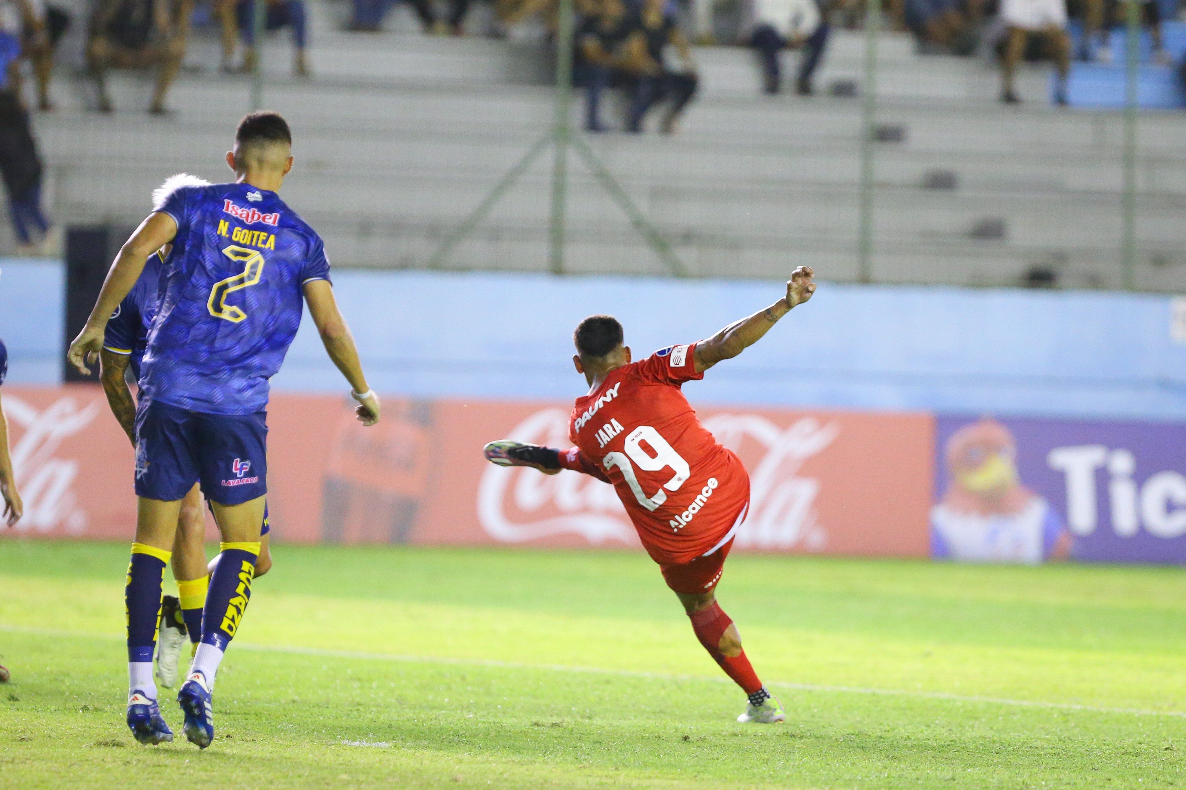 Franco Jara y su golazo ante Delfín, en Ecuador. (@Belgrano).