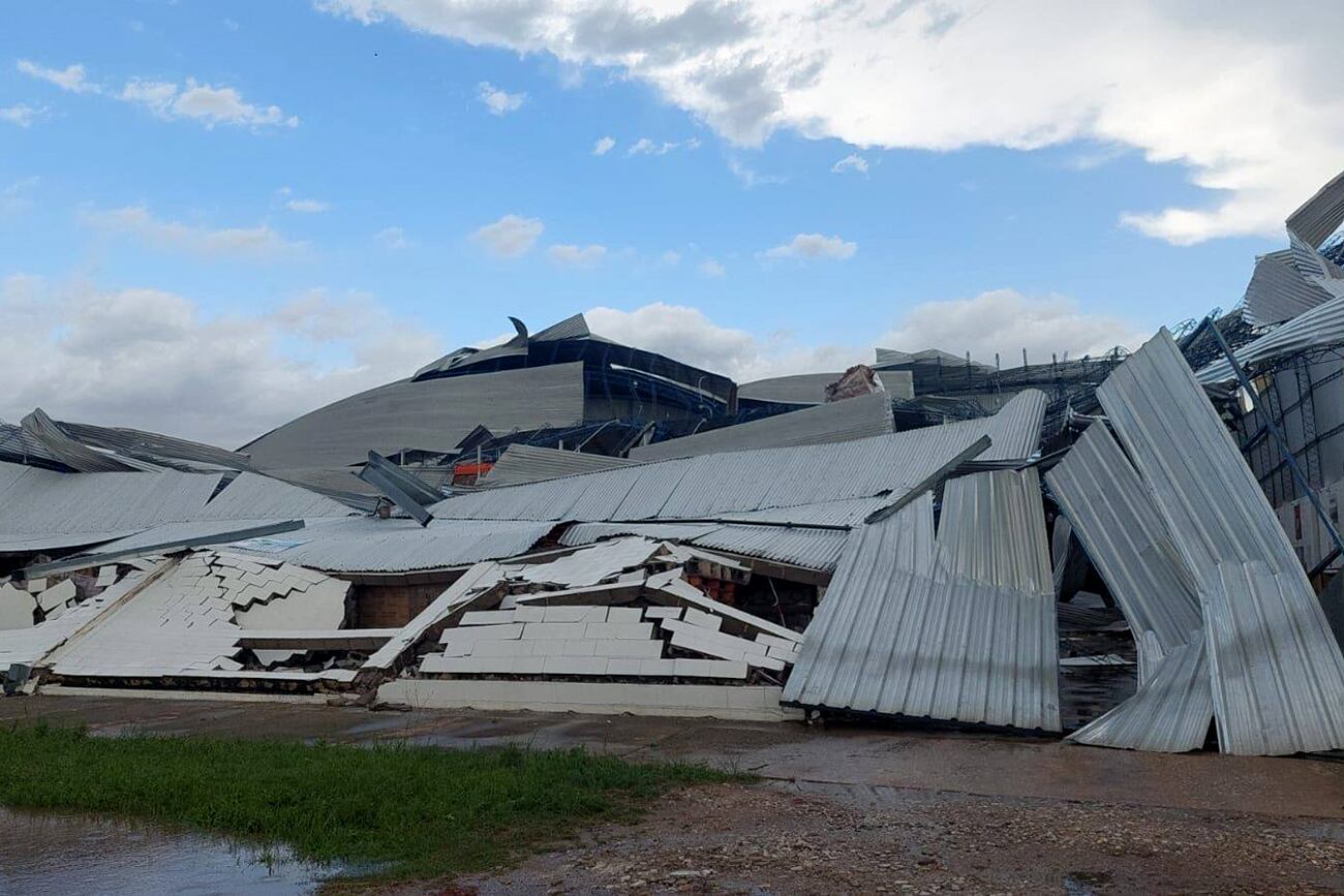 La Playosa: el fuerte viento generó destrozos en el pueblo. (Captura de video)