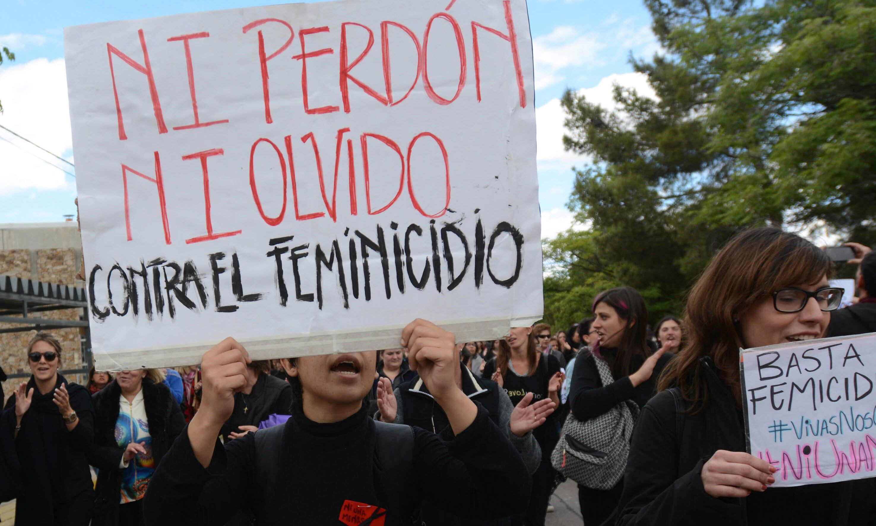 Cientos de mujeres realizaron una marcha por la Uncuyo en el horario del denominado Paro de mujeres en un dia de protestas por el Ni Una Menos  Foto: