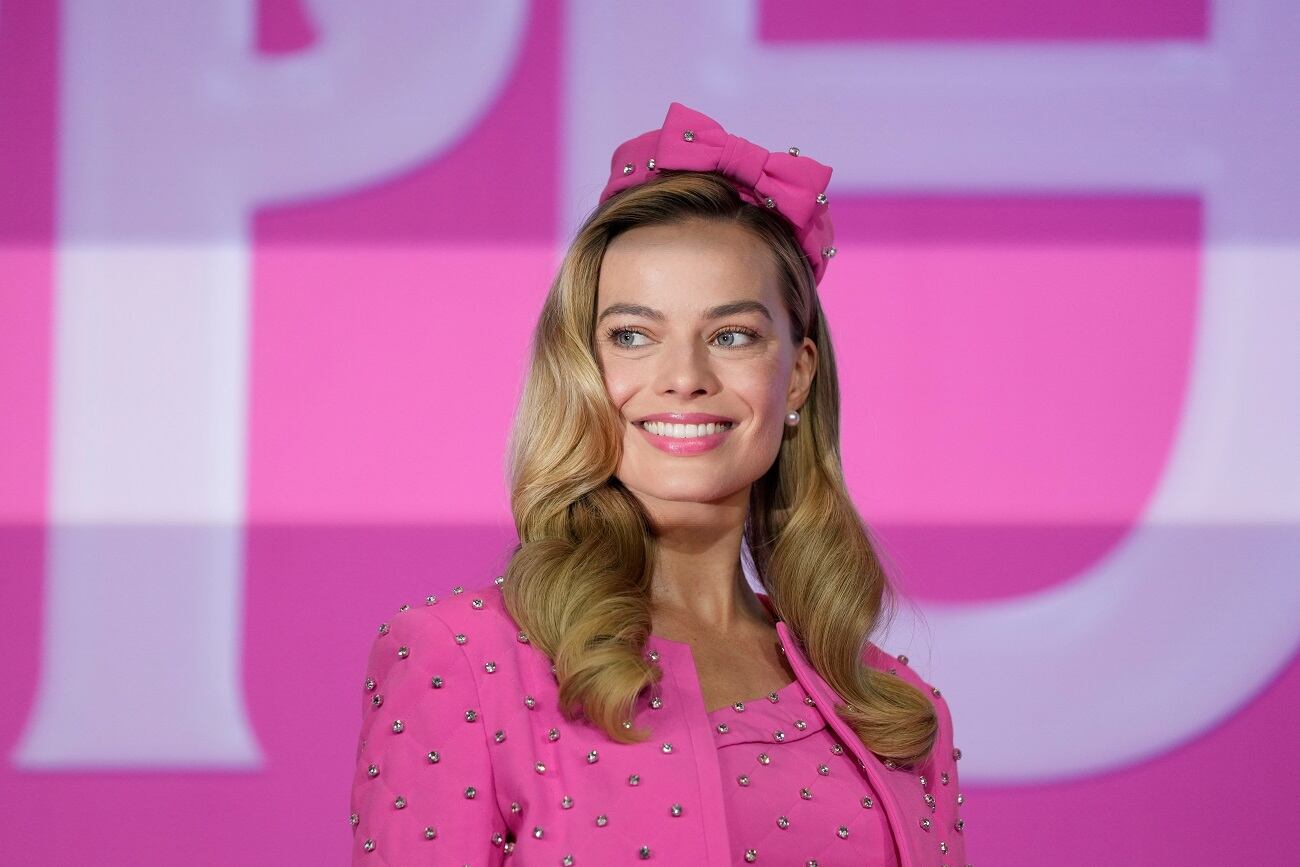 Margot Robbie en una conferencia de prensa de "Barbie" en Seúl. (AP)