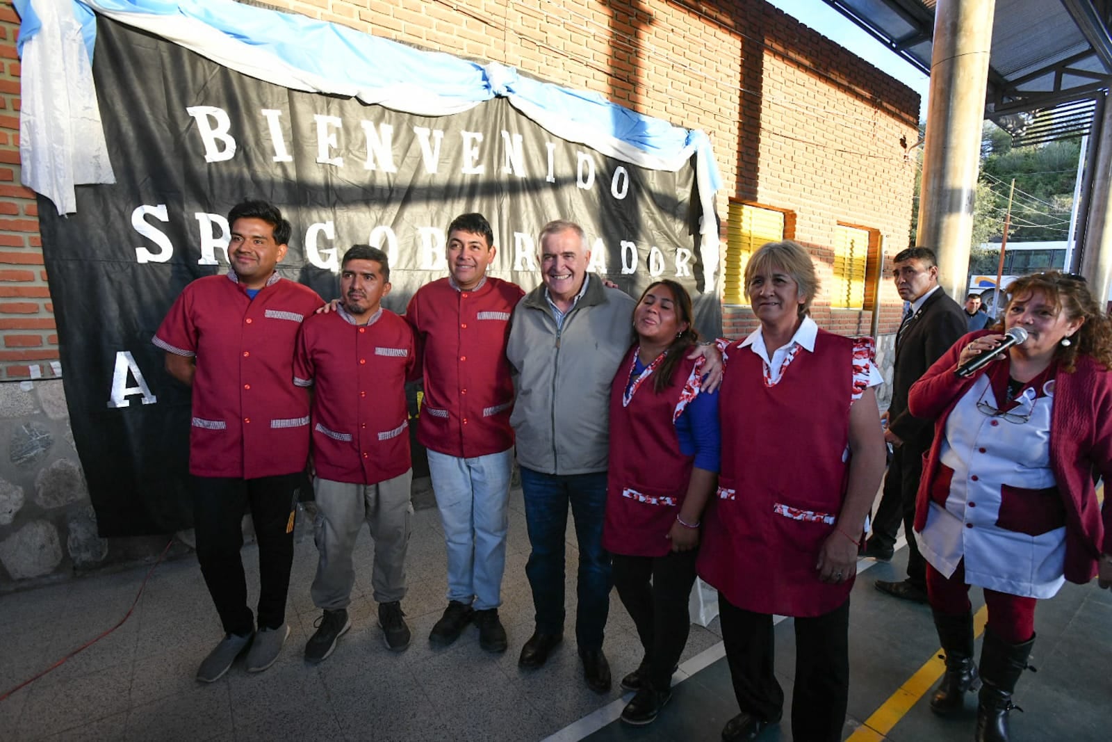 Personal de la escuela posa junto al gobernador Osvaldo Jaldo.