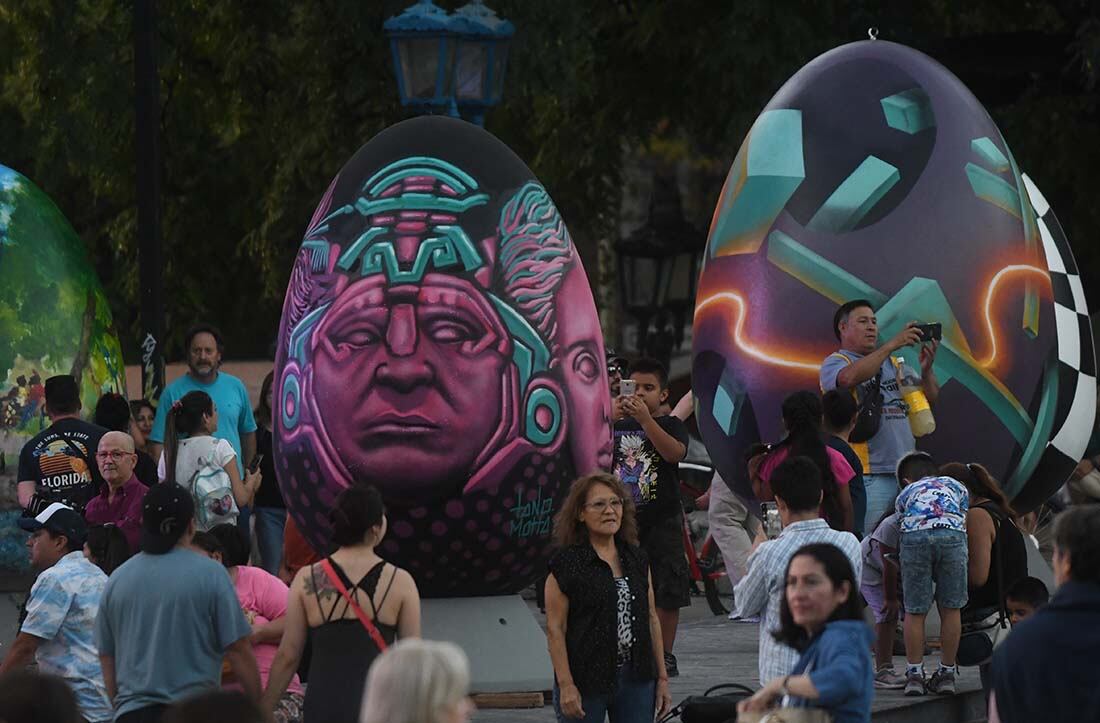 Por segundo año se realizó la exposición de huevos gigantes en la plaza Independencia como parte de la Pascua Croata, donde artistas mendocinos pintaron los huevos en vivo. Foto: Marcelo Rolland / Los Andes